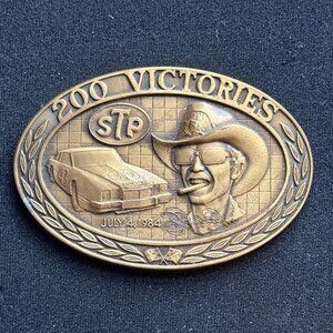 Commemorative Richard Petty medal with 1985 Calendar on back